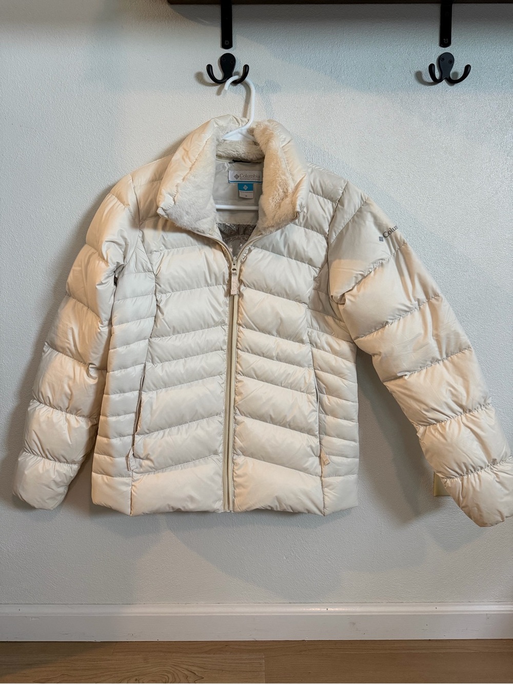 Columbia Cream women’s Puffer Jacket with Faux-Fur Collar